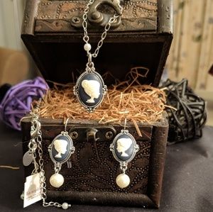 🆕🎁 Cameo Necklace & Earring Set Lia Sophia NIB